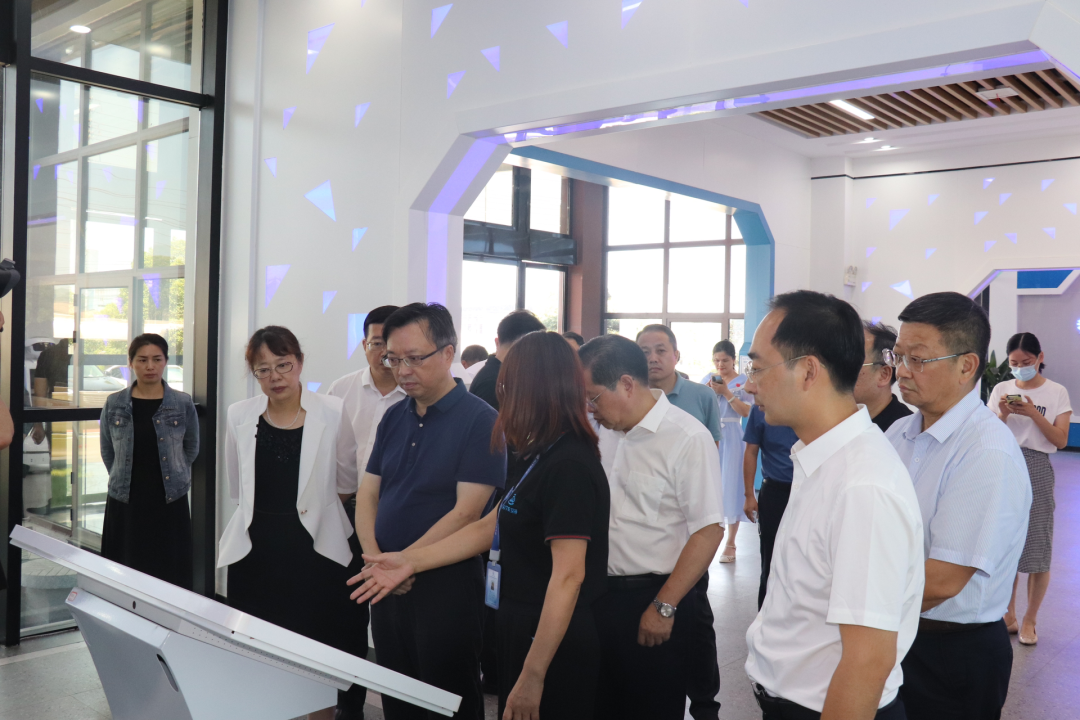 省總工會(huì)黨組書記、常務(wù)副主席鄒紹輝蒞臨江西艾特傳質(zhì)科技有限公司開展調(diào)研